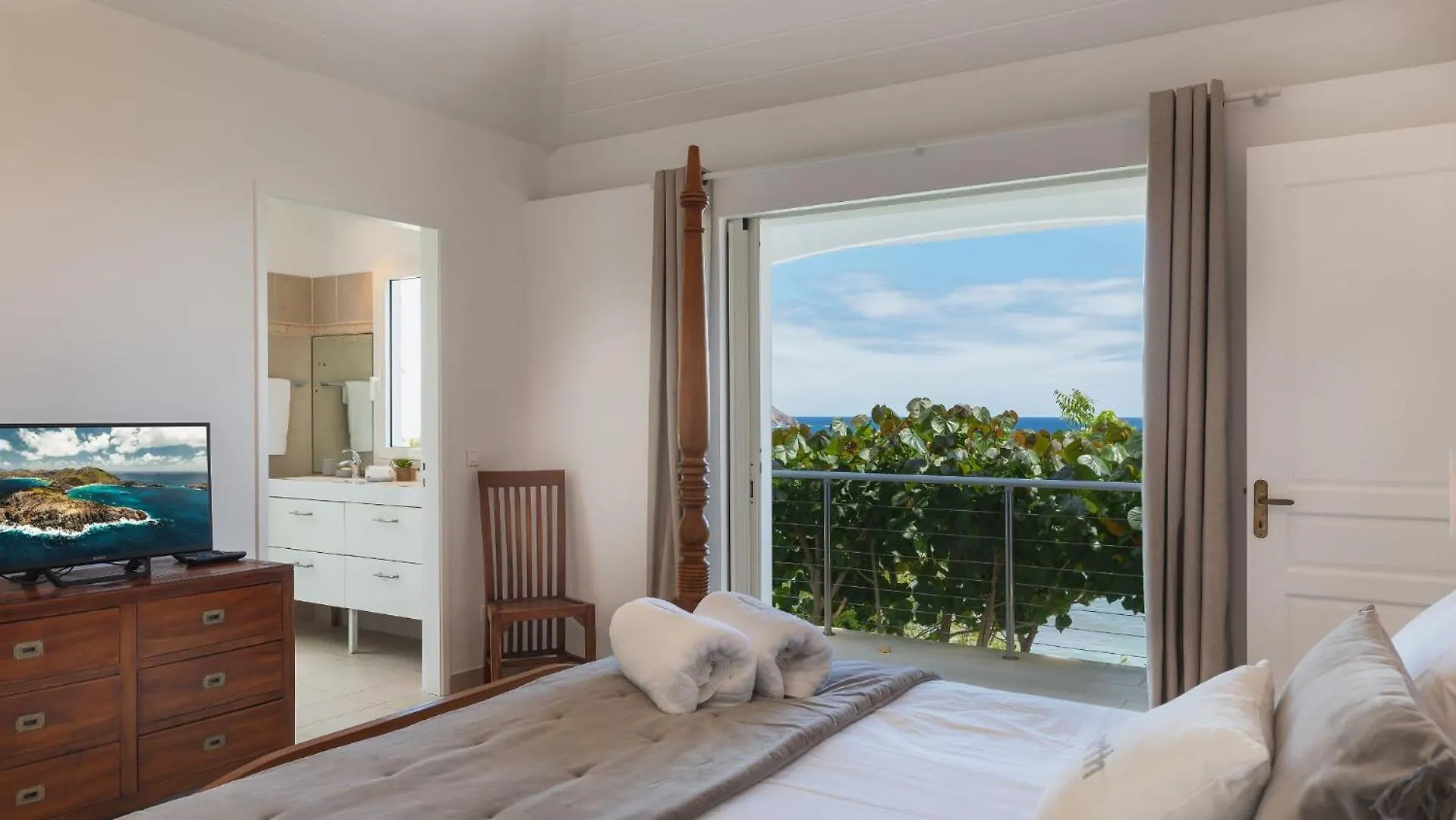 Villa Located In A Secluded Residential Area Γουσταβία