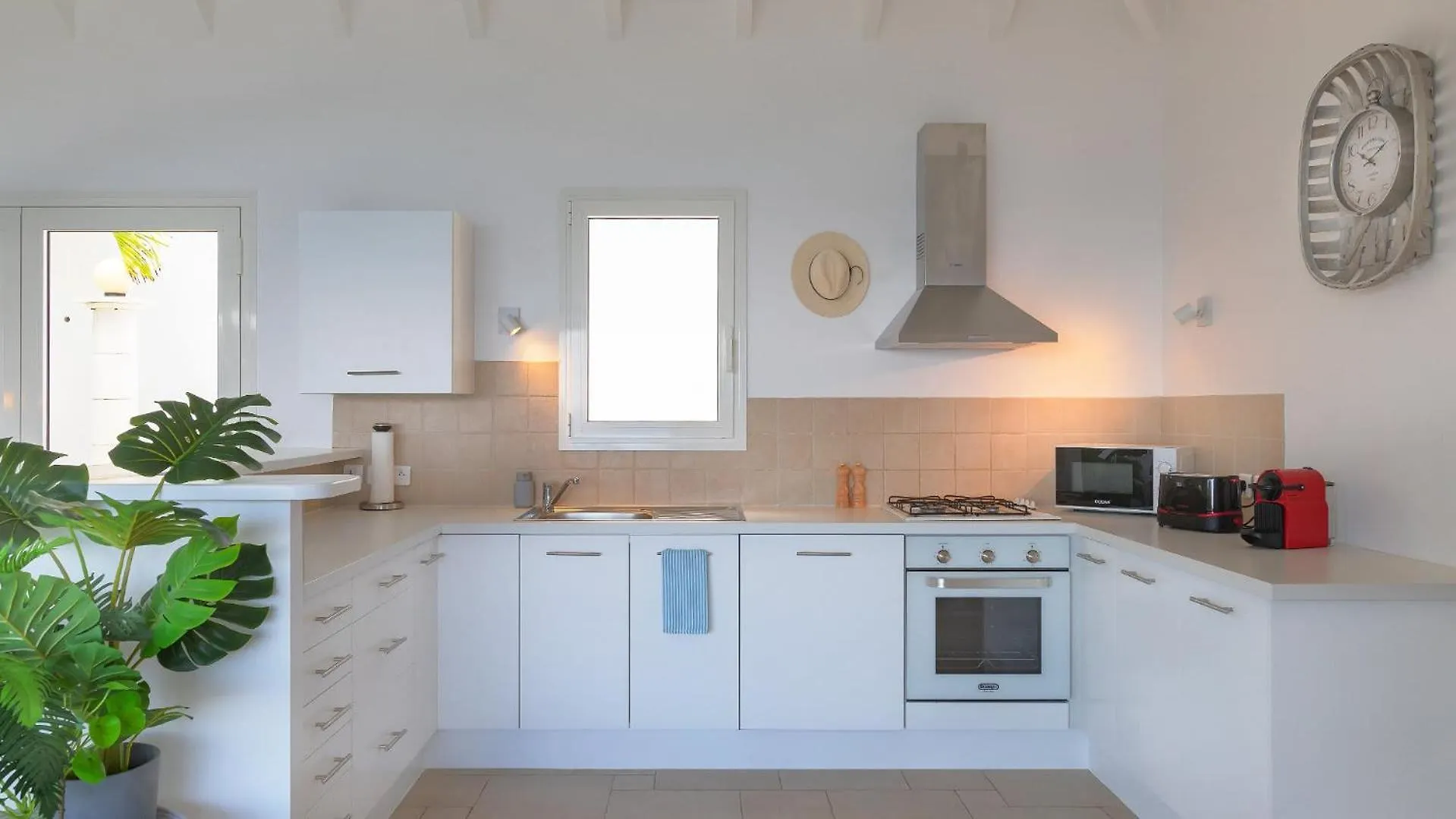 Villa Located In A Secluded Residential Area Γουσταβία