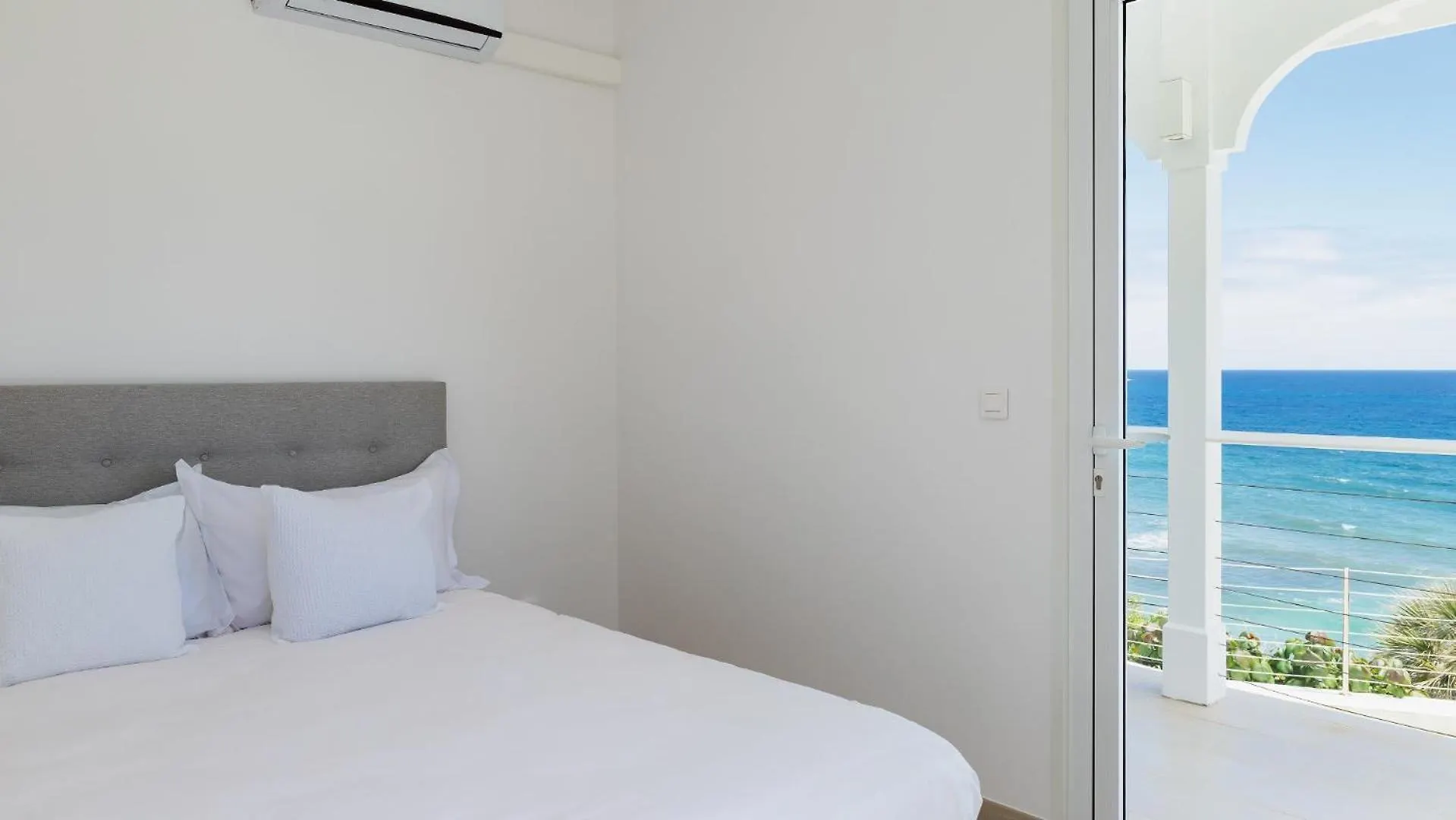 Villa Located In A Secluded Residential Area Γουσταβία