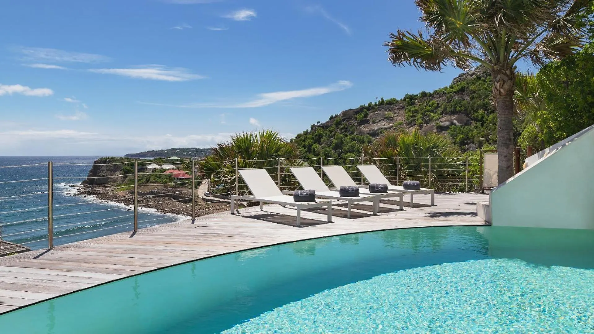 Villa Located In A Secluded Residential Area Γουσταβία